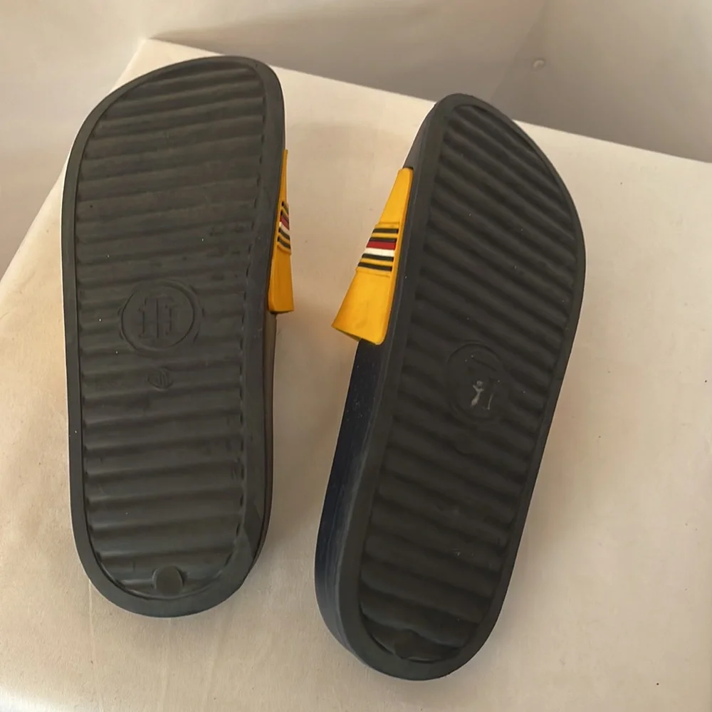Tommy Hilfiger slides blue sole and yellow top size‎ 5